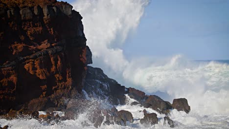 grandes olas ruedan en la costa de hawaii en cámara lenta y rompen a lo largo de una costa escarpada 6