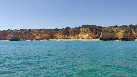 Wunderschöne-Küste-Mit-Felsen-Und-Sandstränden-Im-Süden-Portugals