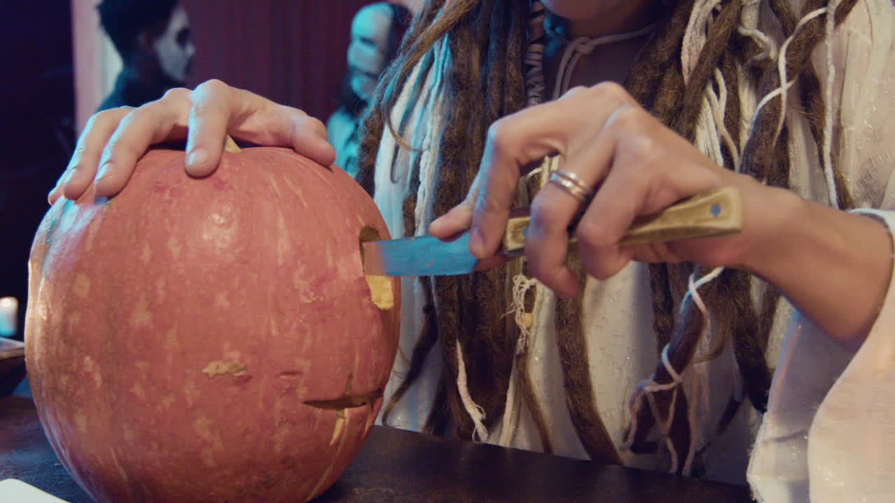 여성의 손을 가까이서 보는 장면