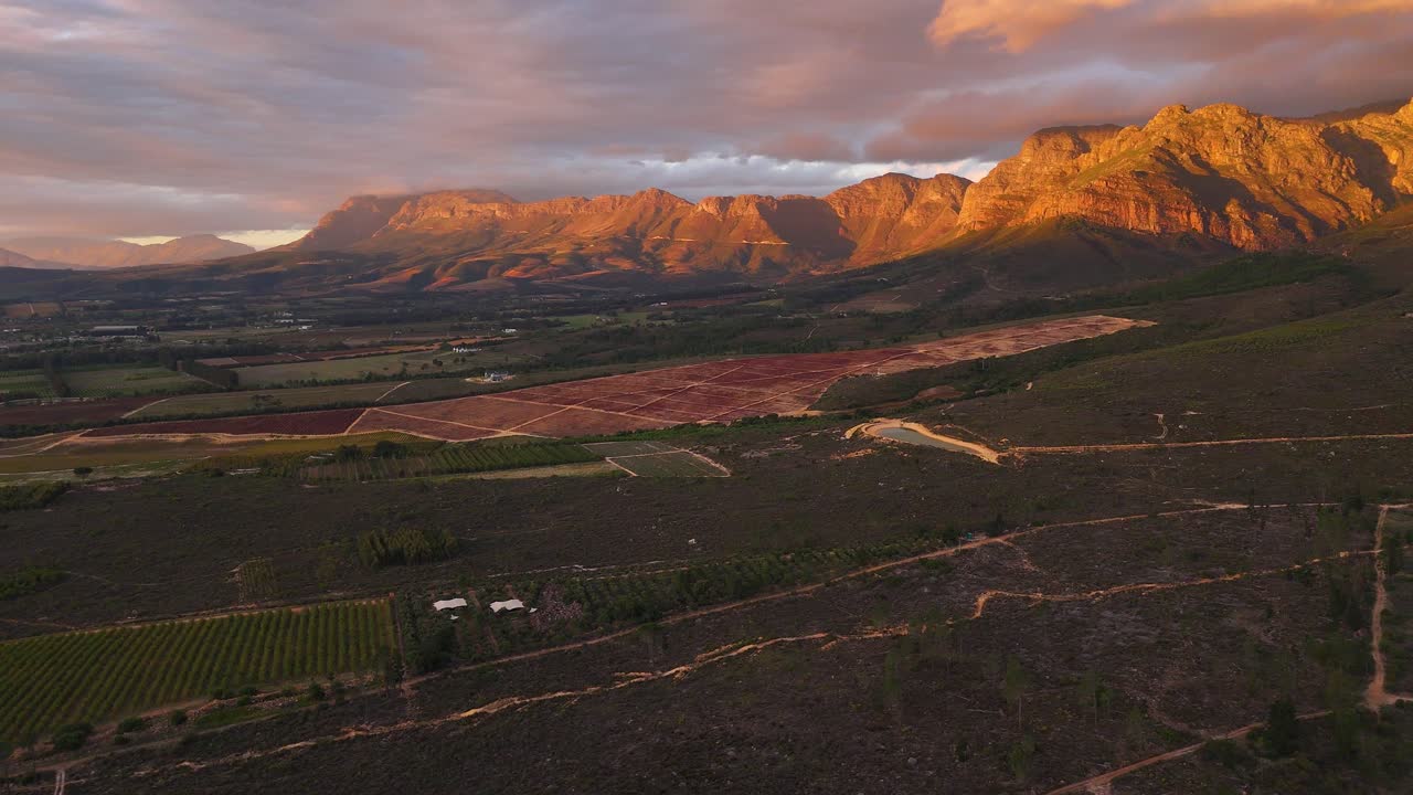 Zdjęcia lotnicze o wschodzie słońca nad winnicami w dolinie Franschhoek w regionie Cape Winelands, RPA