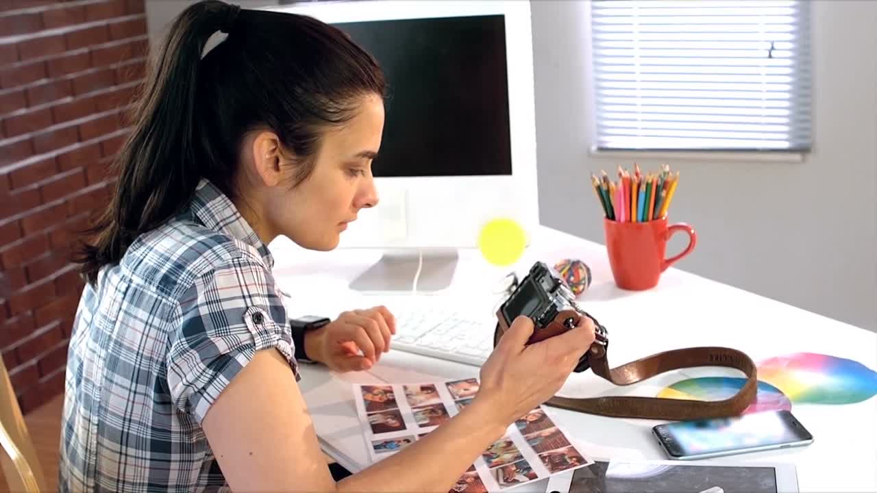 ejecutivo de negocios comprobando fotos en la cámara