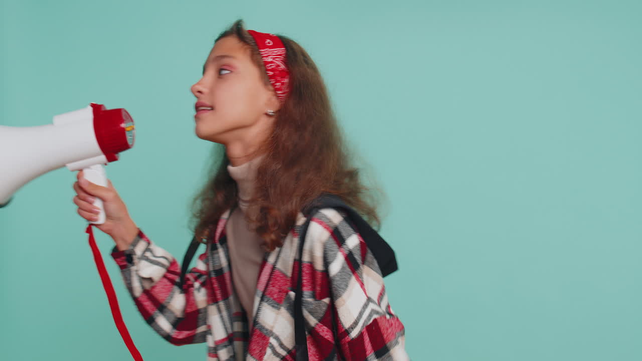 아이가 메가폰으로 비명을 지르고 스피커가 할인 판매를 발표하고 광고를 발표합니다.