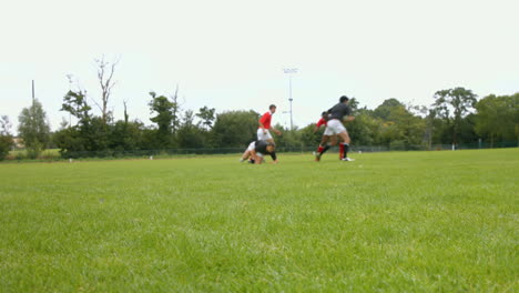 jugadores de rugby practicando juntos