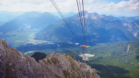 en la cima de la colina, se puede disfrutar de la impresionante vista de sillas elevadoras, impresionantes cadenas montañosas, y los cables sinuosos que mejoran el paisaje