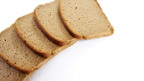 pan en rebanadas sobre un fondo blanco