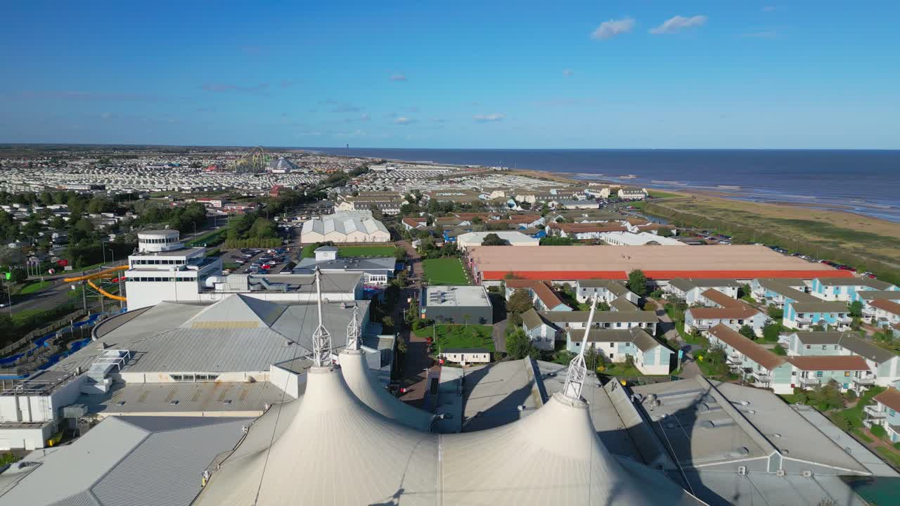 영국 랭커셔의 바 ⁇ 가 마을 스케그네스에 위치한 유명한 버틀린스 휴양 캠프의 드론 영상