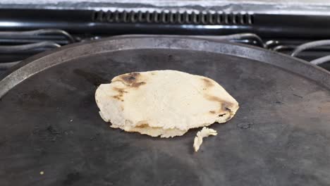 Ein-Zeitraffer,-In-Dem-Eine-Mexikanische-Tortilla-Erhitzt-Wird,-Bis-Sie-Schwarz-Verbrennt,-4K