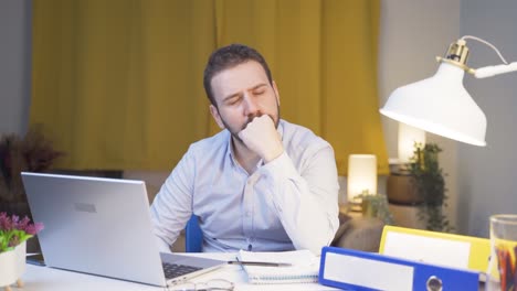 Hombre-Trabajador-De-Oficina-En-Casa-Pensando-Mirando-A-La-Cámara.