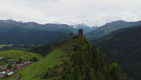 Disparo-De-Drones-Pasando-Por-Las-Torres-De-La-Fortaleza-Medieval-De-Keselo-En-Upper-Omalo-Tusheti,-Georgia