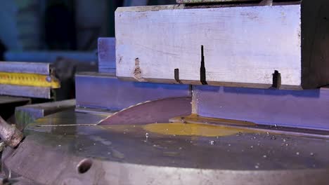 proceso de corte de metales en máquinas industriales