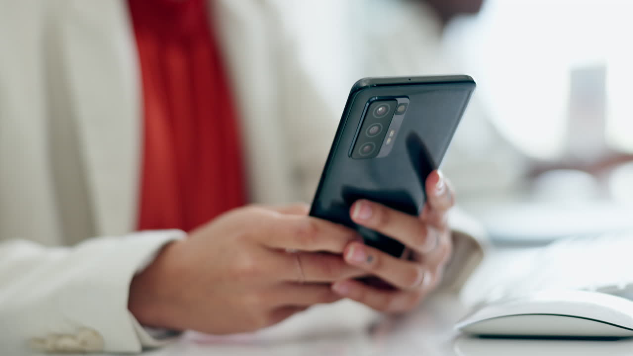 mujer, teléfono y manos escribiendo en las redes sociales