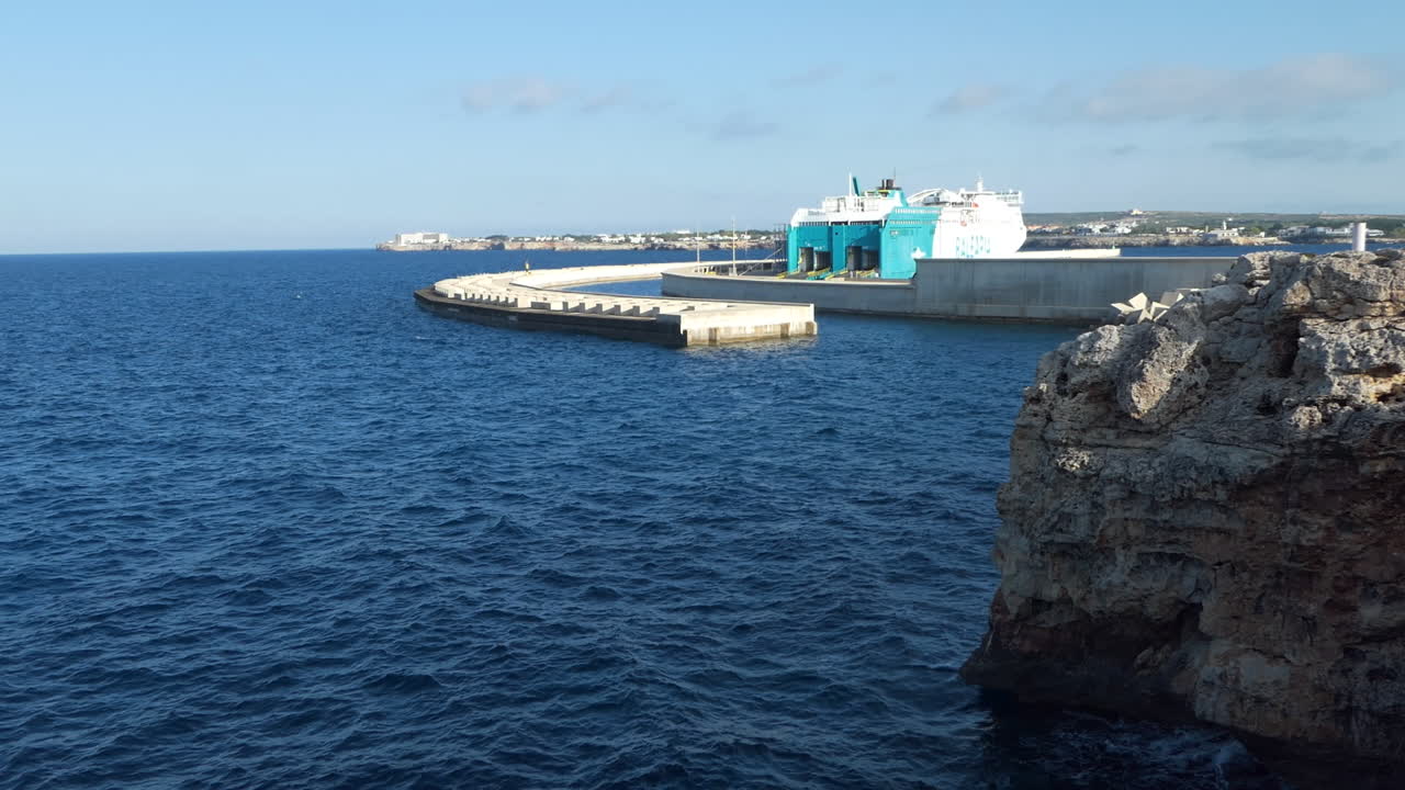 스페인 메노르카 섬의 시우타델라 항구에 대기 중인 발레아리아 회사의 대형 페리보트