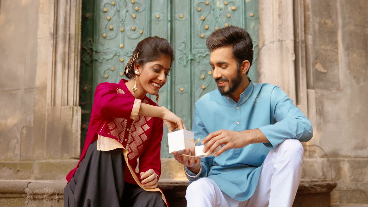 bella coppia indiana seduta all'aperto