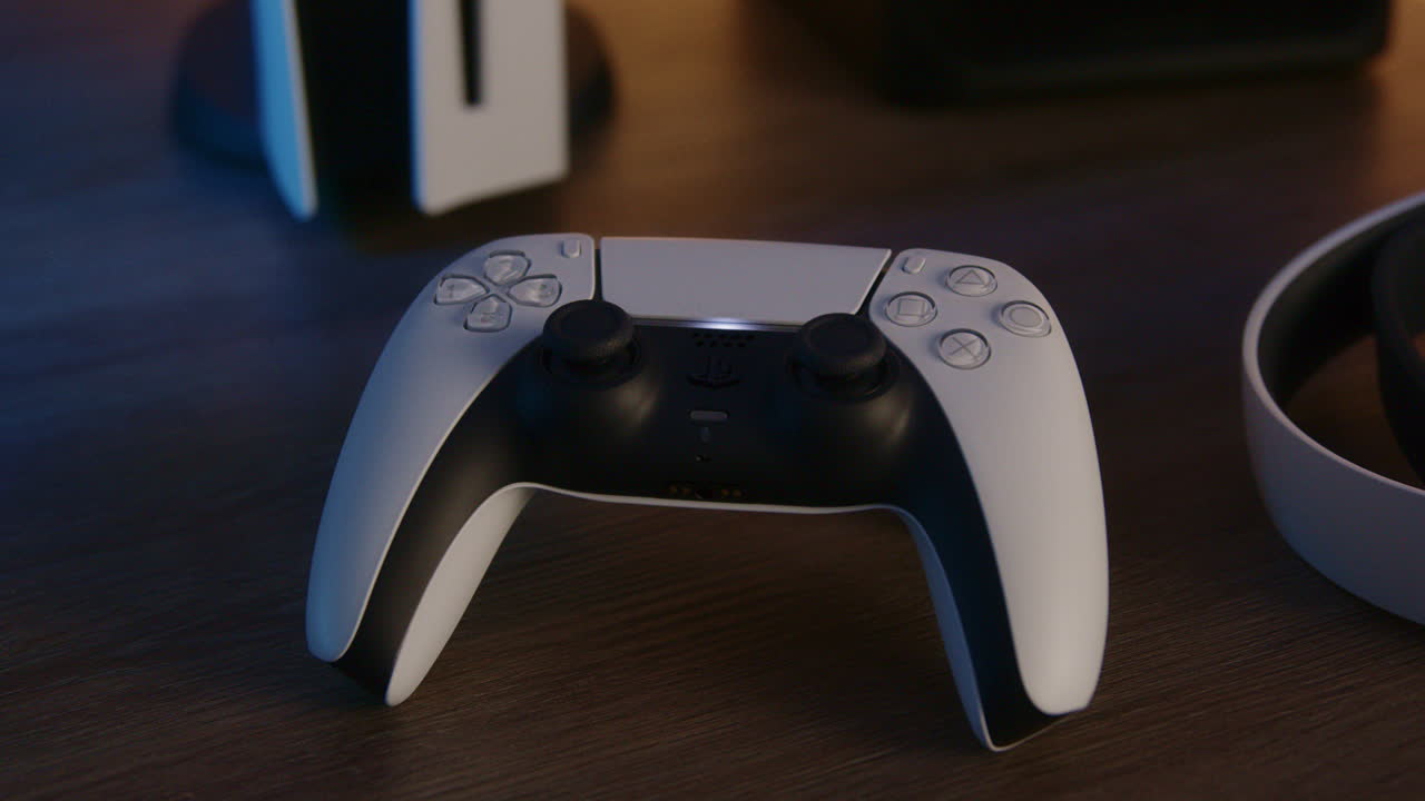 controller ps5 in una stanza a led rgb di notte, pan lento medio