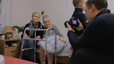 familia visitando a la abuela en el hospital