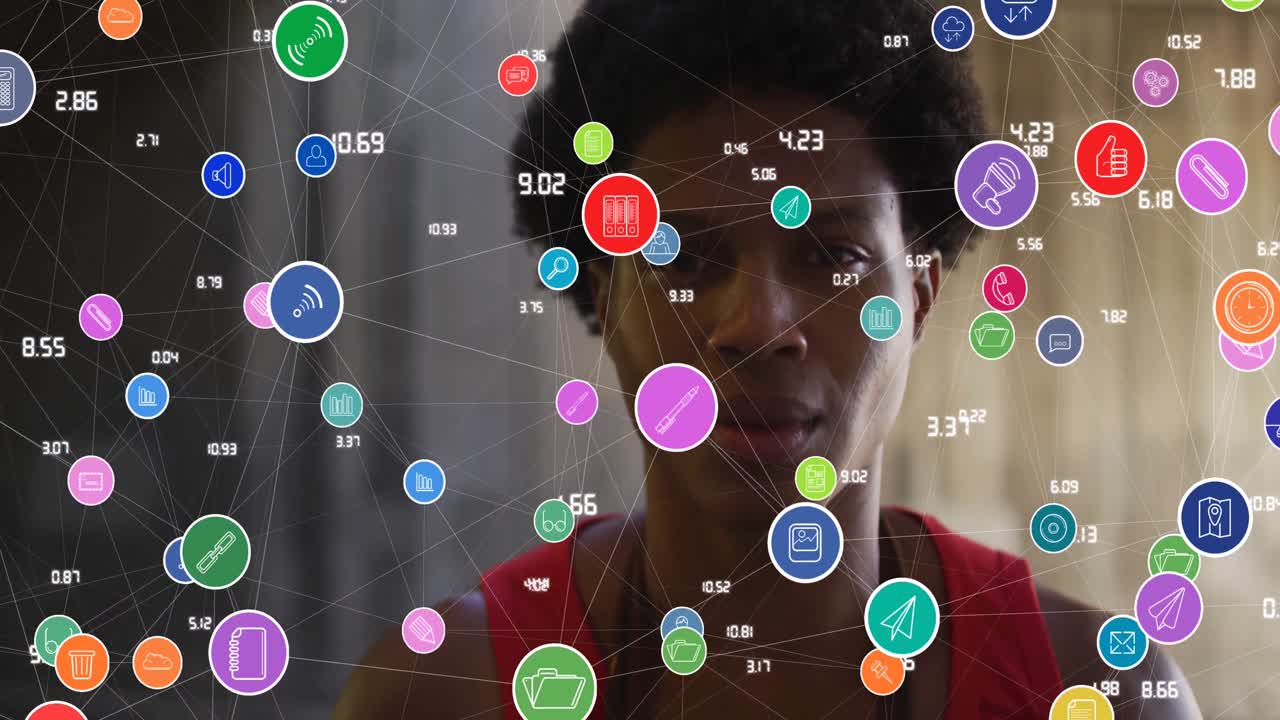 animación de iconos de los medios sobre el hombre afroamericano sonriendo.