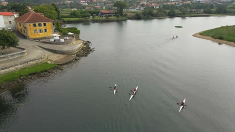 Vista-Aérea-De-Kayakistas-En-El-Río-Cavado,-Esposende,-Portugal