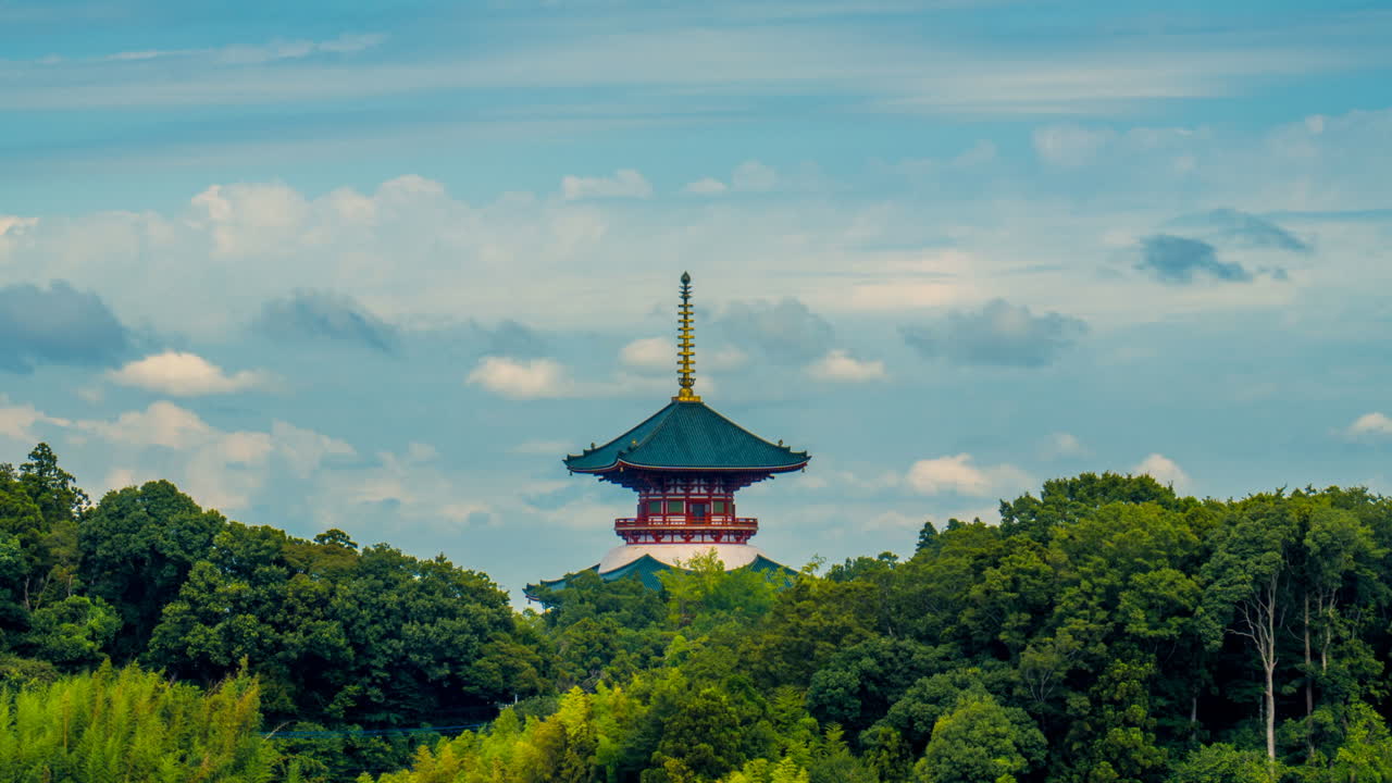narita japón pagoda roja verde y dorada moviéndose zoom en el lapso de tiempo naritasan cultura tradicional asiática nubes edificio rojo