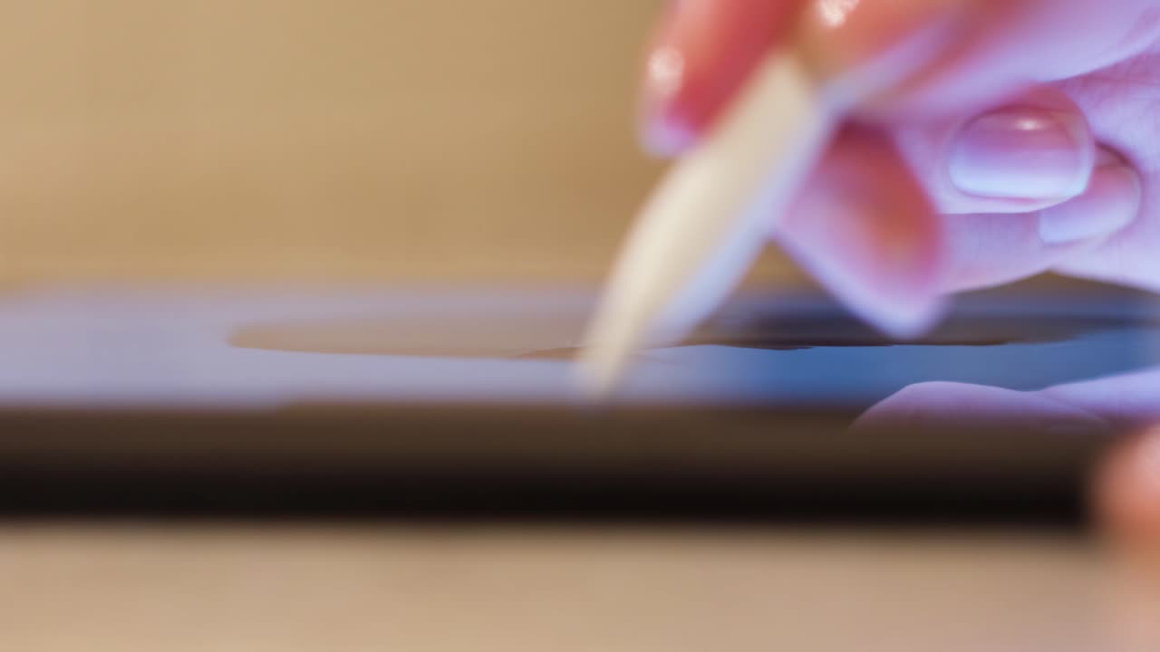 mano usando un lápiz en una tableta digital