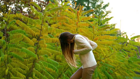 mujer caminando en el parque de otoño