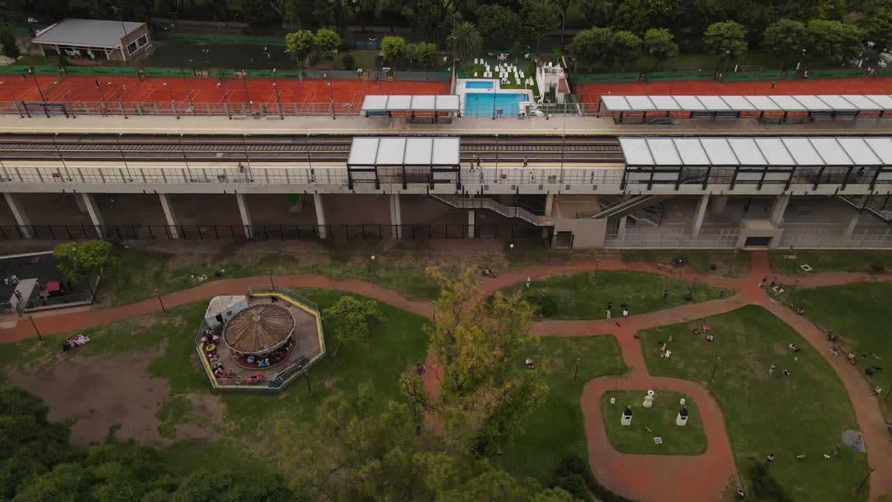 estación de tren entre el parque infantil de barrancas y el club de tenis del barrio belgrano, buenos aires en argentina