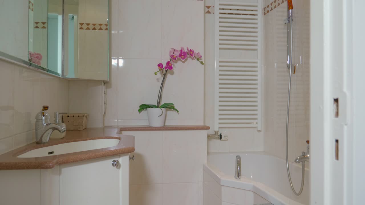 toma controlada por movimiento de un baño moderno