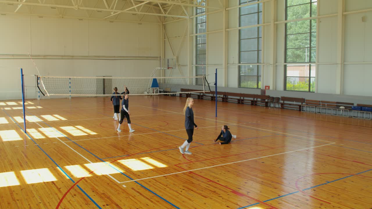 Partida de vôlei em quadra coberta