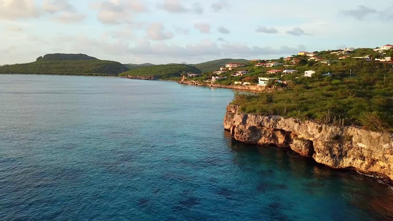 Orbita aerea di Villa Cerulean, un resort per coppie vicino alla spiaggia di Cas Abao, sull'isola olandese di Curaçao al tramonto.