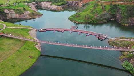 Oasis-En-La-Cima-De-Una-Colina-Revelado-En-Impresionantes-Imágenes-De-Drones,-La-Paleta-De-La-Naturaleza-Revelada-Desde-Arriba