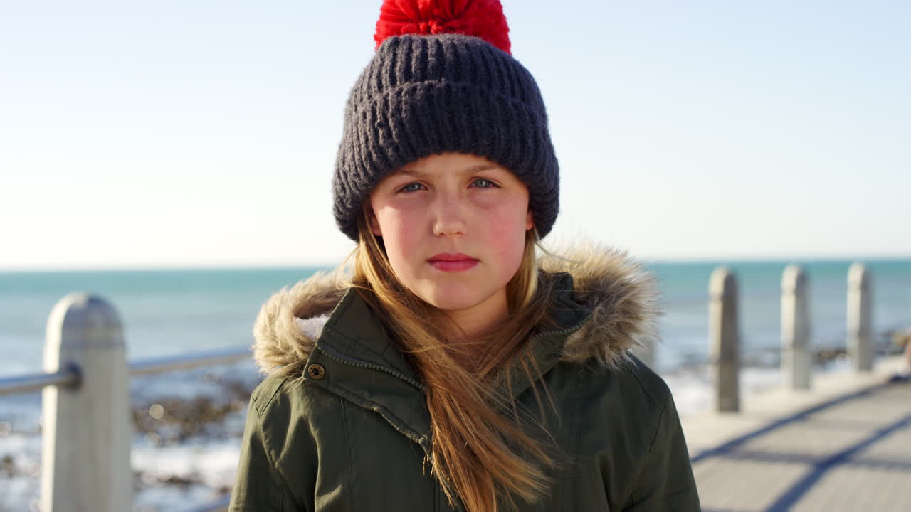 여자 아이와 해변 휴가 얼굴