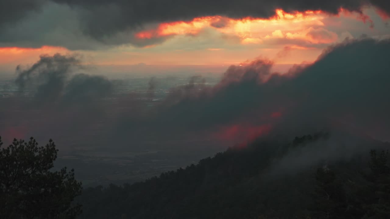 increíble amanecer naranja en la cordillera de montserrat en españa