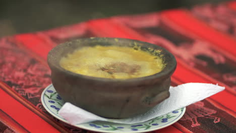 vista de órbita de cerca del típico estofado locro argentino servido en una cacerola, en cámara lenta