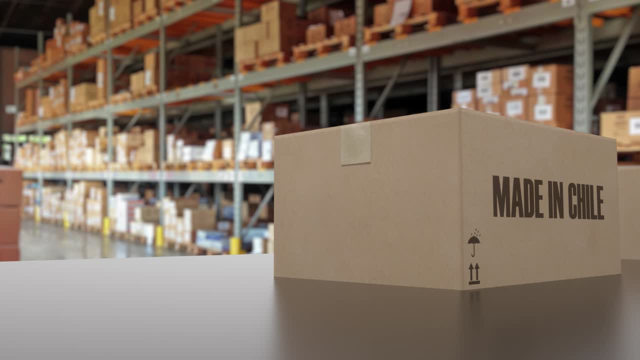 cajas con texto hecho en chile en el transportador. productos chilenos relacionados animación 3d loopable