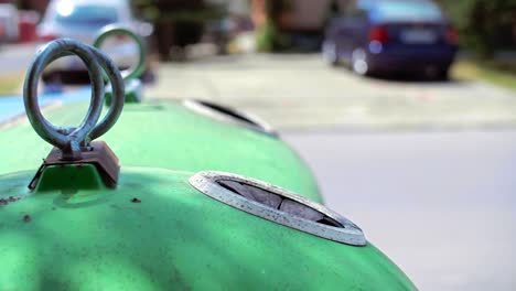 Hombre-Tirando-Una-Botella-De-Vidrio-Vacía-En-La-Papelera-De-Reciclaje