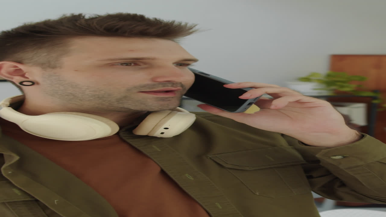 Verticale di consulente caucasico che parla al telefono in ufficio