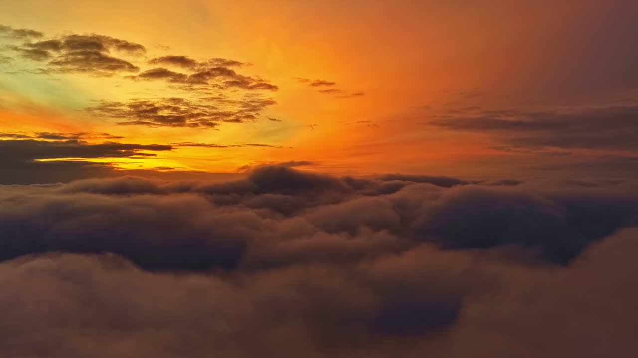 Wunderschöne Aussicht auf einen farbenfrohen Sonnenaufgang über den Wolken, goldene Skyline