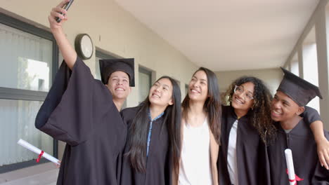 un grupo diverso de graduados celebra su logro