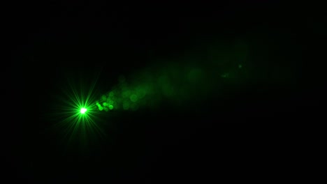 el rayo láser verde que brilla en la oscuridad. cámara lenta