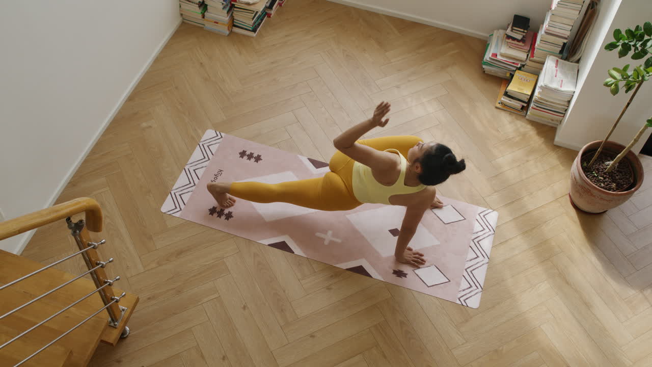 mujer practicando yoga en casa