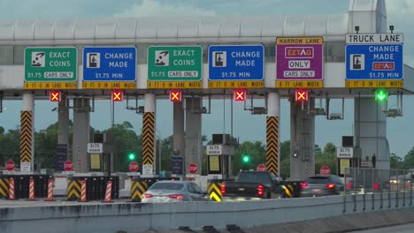 Timelapse-De-Autos-Pasando-Por-La-Carretera-De-Peaje-En-Houston,-Texas