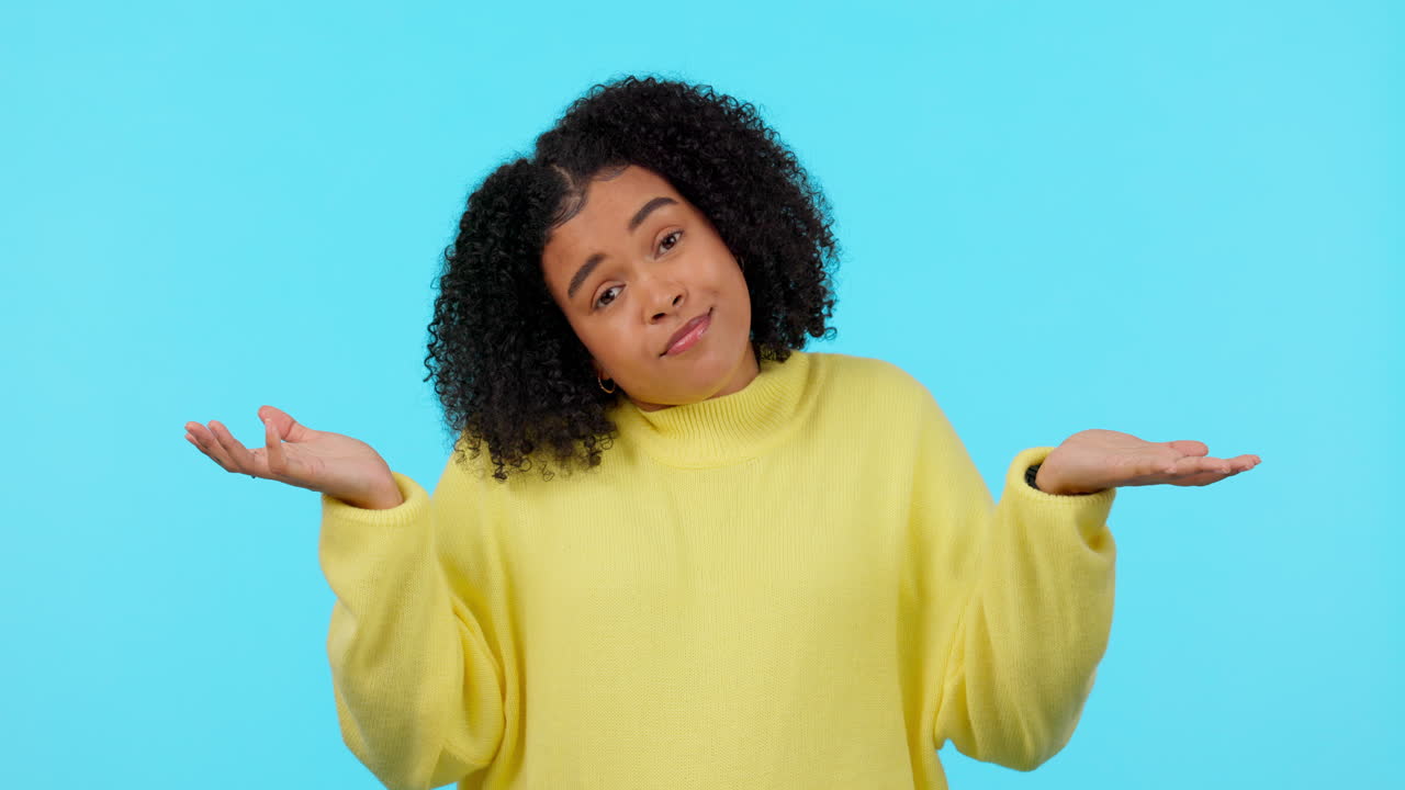 encogimiento de hombros, decisión y rostro de una mujer en un verde