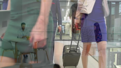 animación de un hombre sonriente usando una computadora portátil sobre colegas felices con equipaje caminando en el corredor