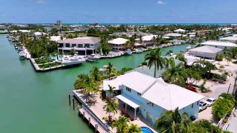 Luftaufnahmen-Von-Häusern-Und-Booten-Entlang-Des-Kanals-In-Marathon,-Florida