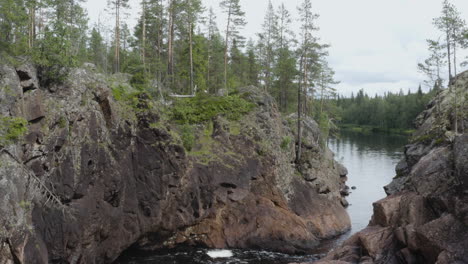 toma de drones de 4k de acantilados montañosos empinados cerca de un hermoso lago en el bosque
