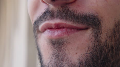primer plano de la cara y la barba de un hombre