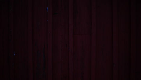lapso de tiempo de las sombras en la pared de madera roja en invierno