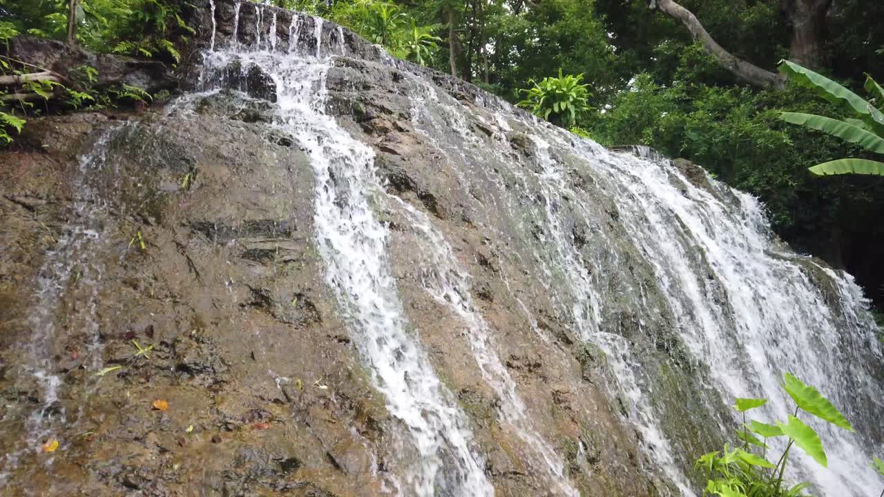 hermosa cascada que fluye en el parque natural namtok wang ta krai en nakhon nayok, tailandia