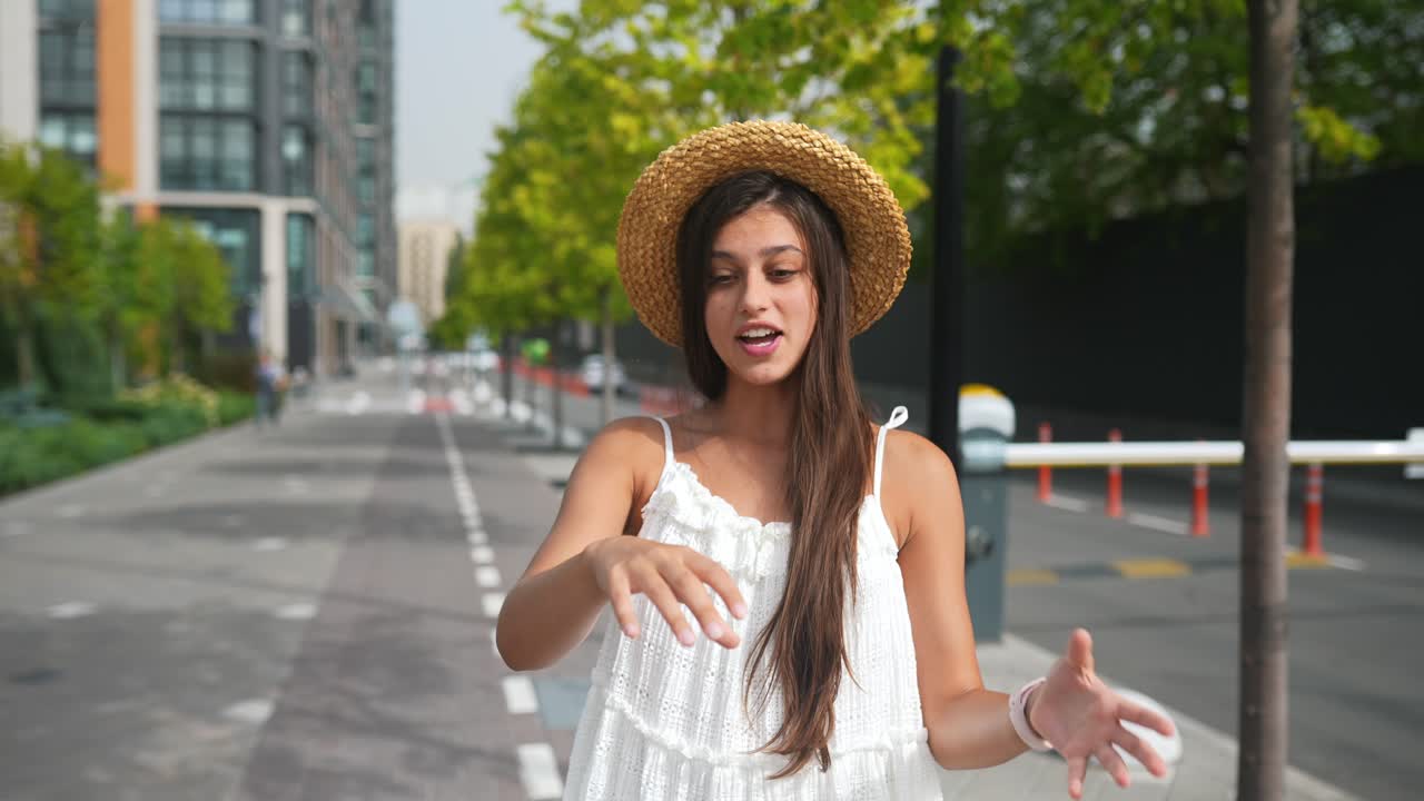 mujer joven con sombrero de paja y vestido blanco al aire libre