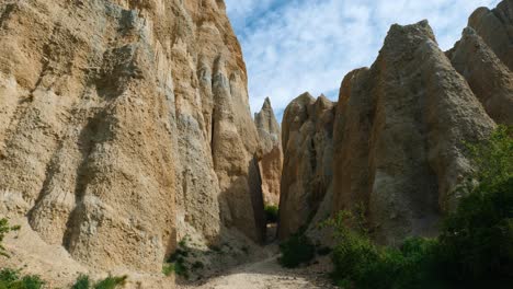 Naturwunder:-Lücke-In-Atemberaubenden-Lehmklippen