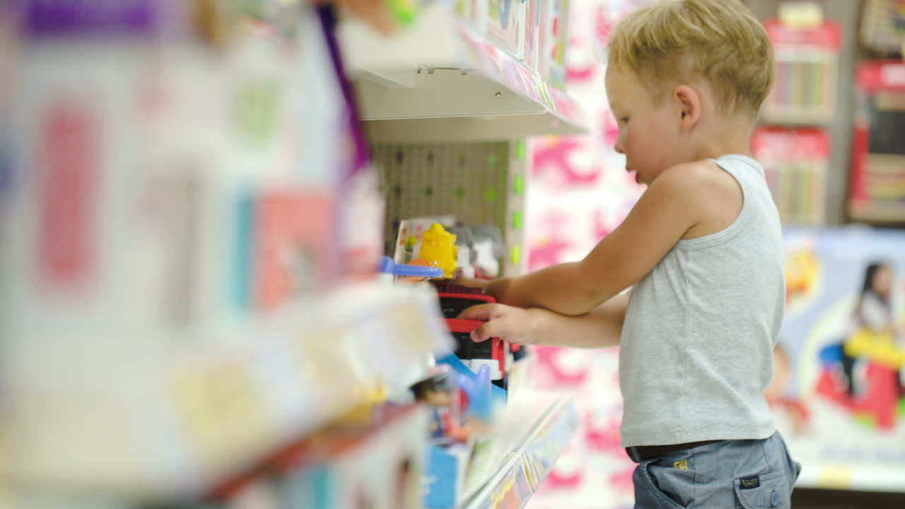 niño jugando con un coche de juguete en la tienda